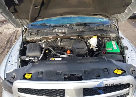 2019 Ram 1500 Classic Express 4X4 6'4 Box из США, поврежденный, VIN 1C6RR7FG3KS519665